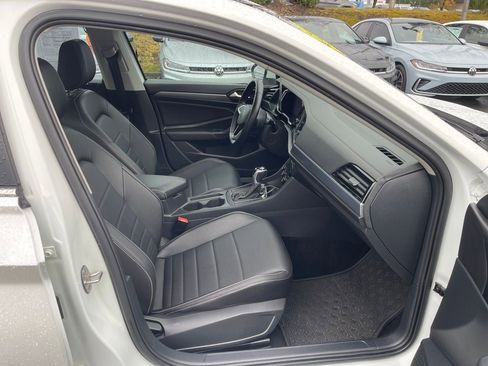 Certified 2023 Volkswagen Jetta SE w/ Panoramic Sunroof Package image 12