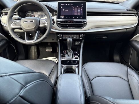 Used 2025 Jeep Compass Limited image 19