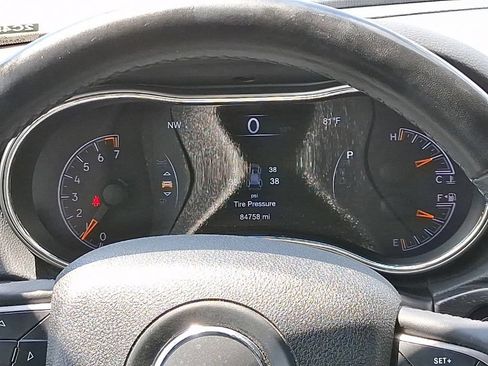 Used 2018 Jeep Grand Cherokee Laredo RWD image 12