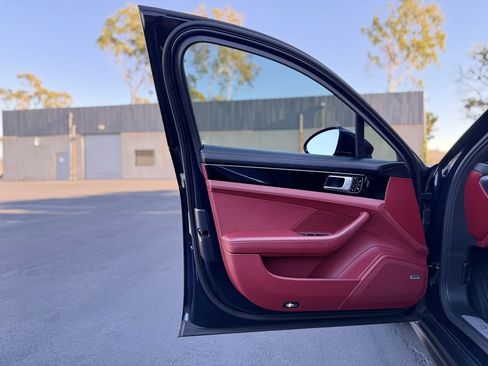 Used 2018 Porsche Panamera 4S image 20