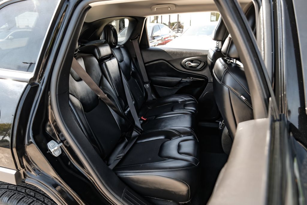 Used 2021 Jeep Cherokee Latitude Plus FWD image 35