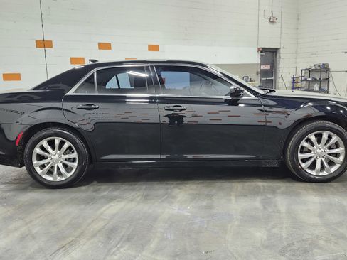 Used 2020 Chrysler 300 Touring w/ Driver Convenience Group image 17