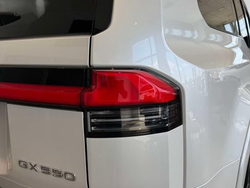 Used 2025 Lexus GX 550 w/ Accessory Package (2T) AWD/4WD image 15