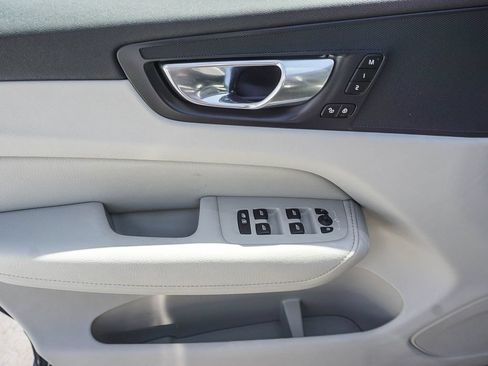 Used 2022 Volvo XC60 B5 Momentum w/ Climate Package FWD image 19