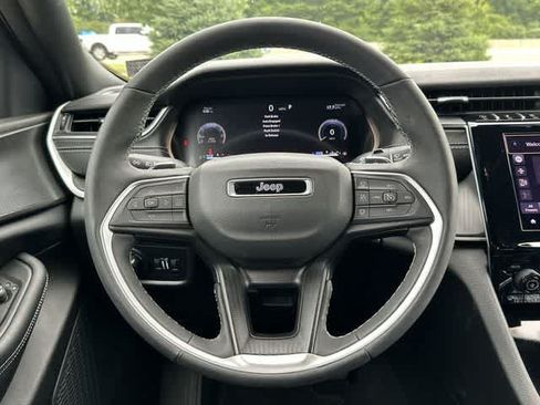 Used 2025 Jeep Grand Cherokee Altitude AWD/4WD image 8