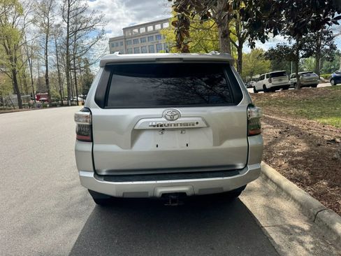 Used 2016 Toyota 4Runner SR5 AWD/4WD image 5