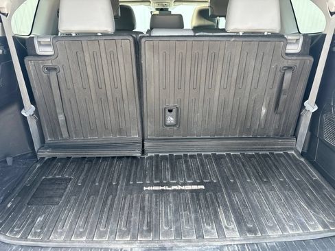 Used 2023 Toyota Highlander XLE AWD/4WD image 23