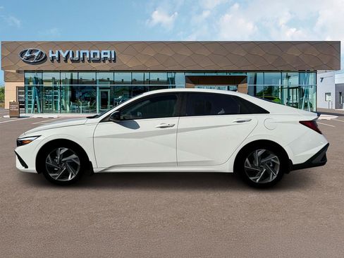 New 2025 Hyundai Elantra SEL image 3