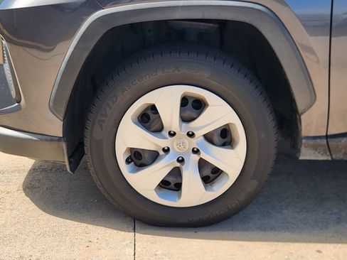 Used 2019 Toyota RAV4 LE FWD image 10