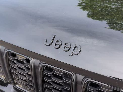 Used 2023 Jeep Grand Cherokee Altitude AWD/4WD image 11