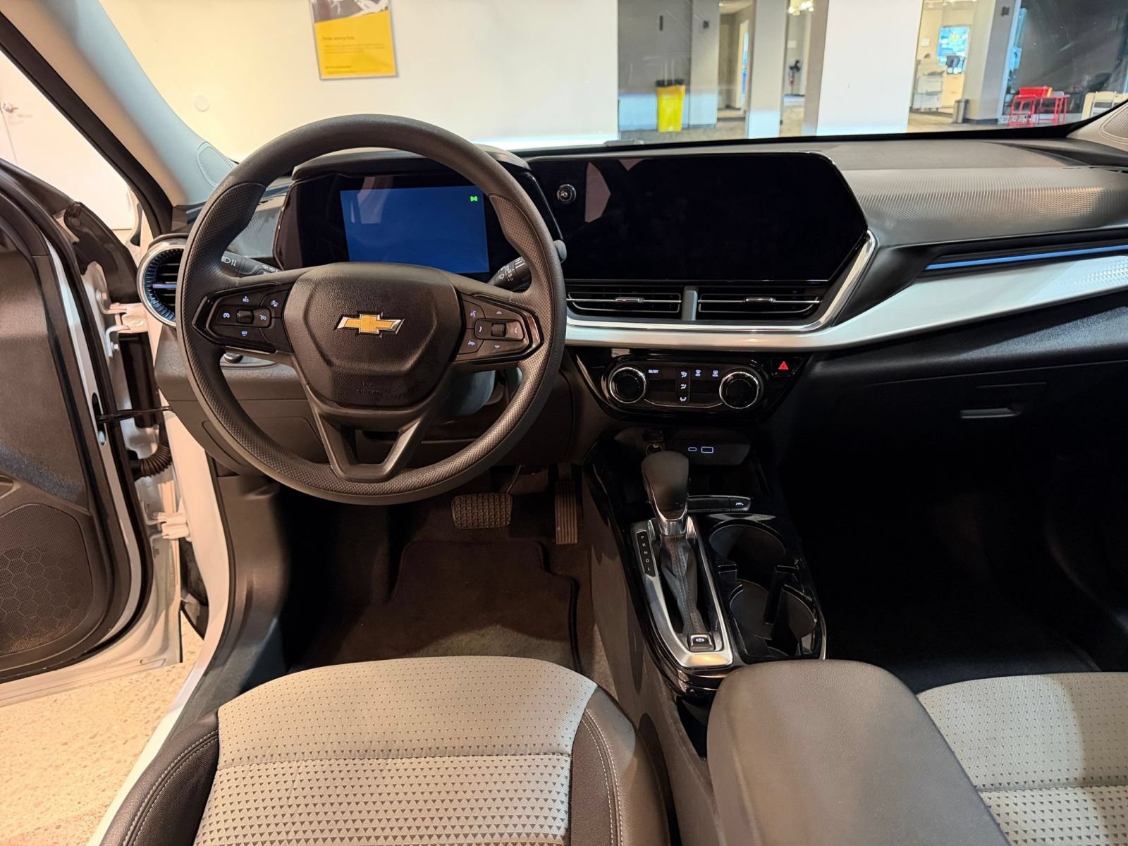Used 2026 Chevrolet Trax LT FWD image 33