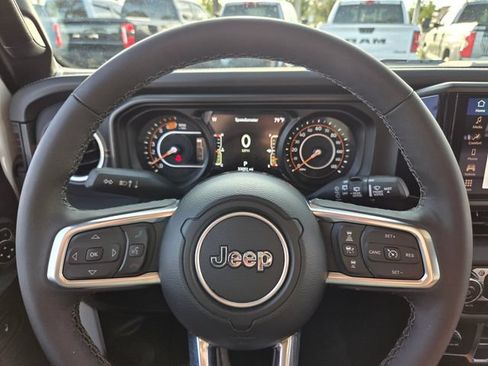 Certified 2025 Jeep Wrangler Unlimited Sahara w/ Dual Top Group AWD/4WD image 25