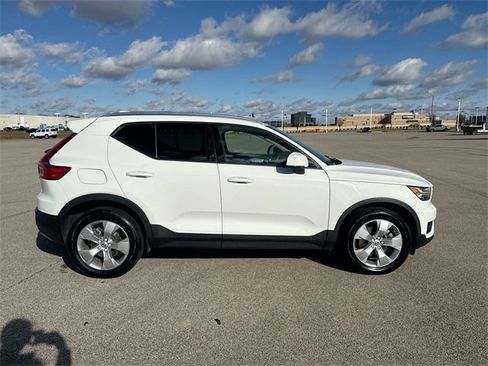 Used 2020 Volvo XC40 T5 Momentum image 14