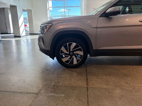 Used 2025 Volkswagen Atlas SE image 30