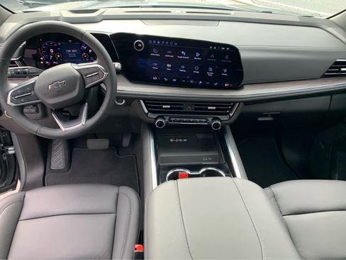 Used 2025 Chevrolet Suburban Z71 image 11