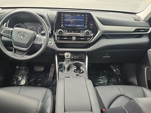 Used 2022 Toyota Highlander XLE FWD image 19