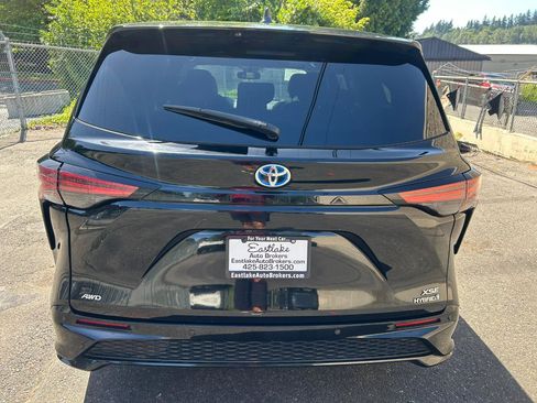 Used 2021 Toyota Sienna XSE AWD/4WD image 6