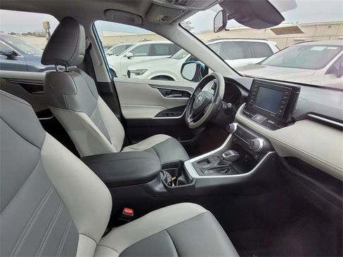 Used 2021 Toyota RAV4 XLE Premium image 7