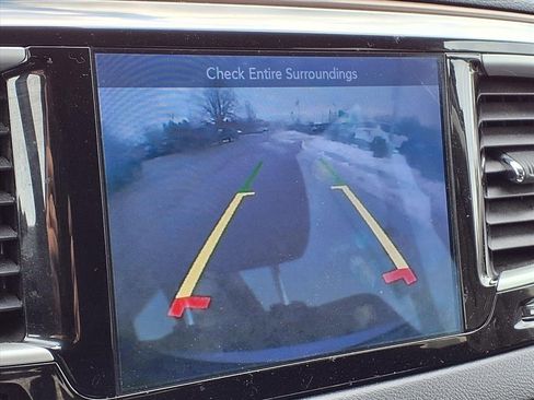 Used 2017 Chrysler Pacifica Touring image 18