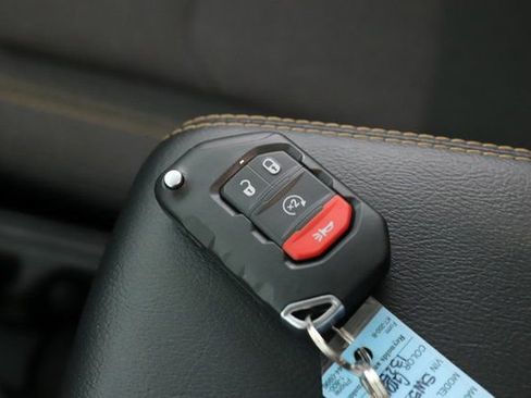 Used 2025 Jeep Wrangler Unlimited Sahara image 3