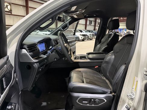 Used 2022 Jeep Wagoneer Series III RWD image 13