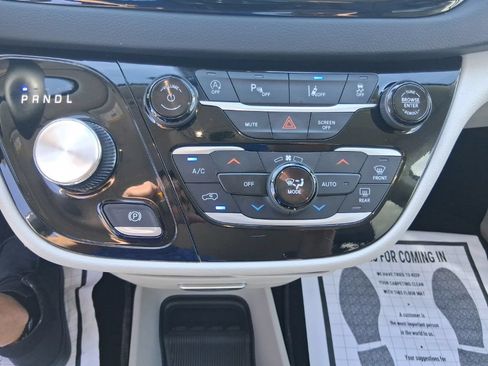 Used 2023 Chrysler Pacifica Touring-L FWD image 17