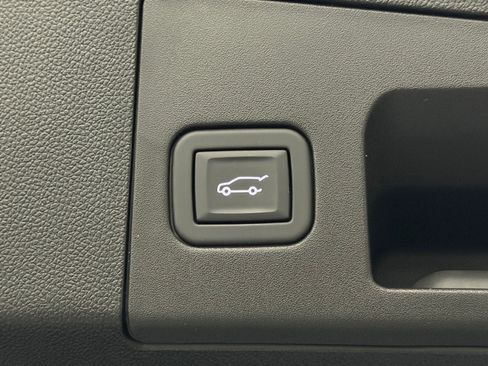 Used 2024 Cadillac XT4 Sport image 16