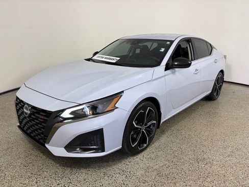 Used 2025 Nissan Altima 2.5 SR FWD image 12