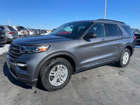 Used 2023 Ford Explorer XLT w/ Equipment Group 202A AWD/4WD image 6