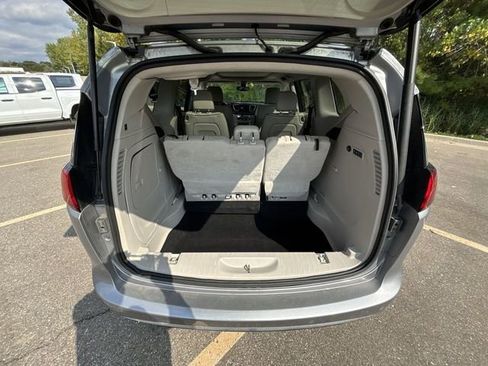 Used 2020 Chrysler Pacifica Limited image 21