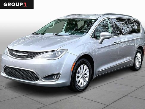 Used 2017 Chrysler Pacifica Touring-L image 1