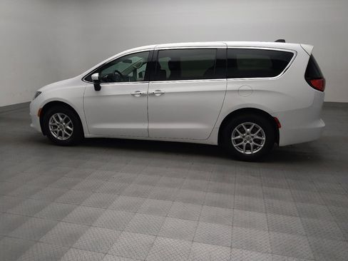 Used 2022 Chrysler Voyager LX image 3