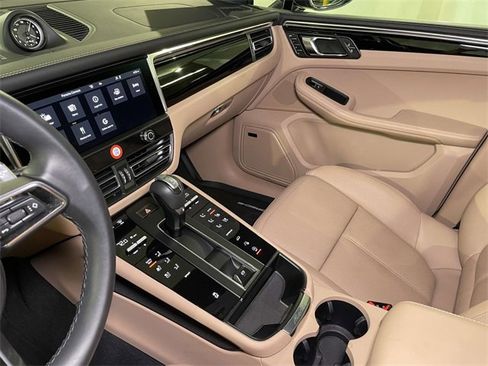 Used 2025 Porsche Macan image 36