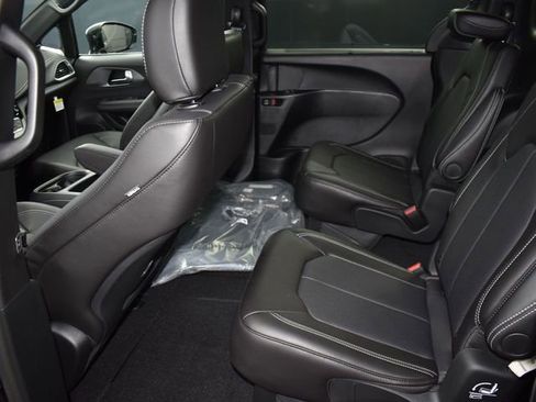 New 2025 Chrysler Pacifica Select image 29