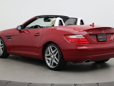 Used 2015 Mercedes-Benz SLK 250 image 4