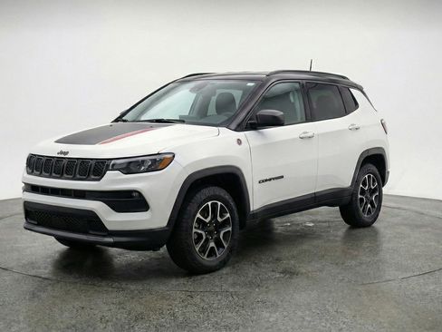 Used 2025 Jeep Compass Trailhawk image 3