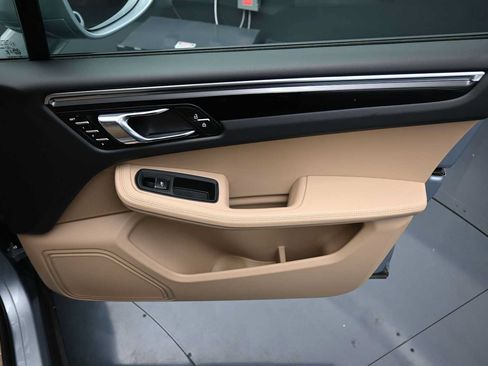 Certified 2025 Porsche Macan AWD/4WD image 21