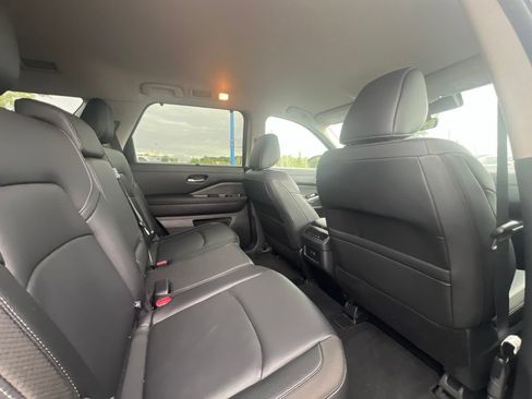 Used 2025 Nissan Pathfinder SL AWD/4WD image 11