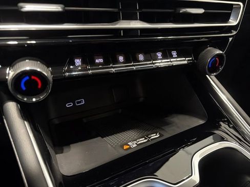 New 2027 Chevrolet Traverse LT w/ LPO, Floor Liner Package AWD/4WD image 22