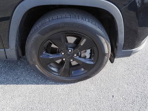 Used 2019 Jeep Cherokee Latitude Plus AWD/4WD image 6