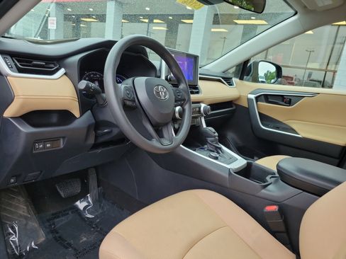 Used 2024 Toyota RAV4 LE AWD/4WD image 18