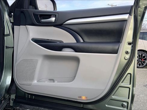 Used 2015 Toyota Highlander XLE image 22