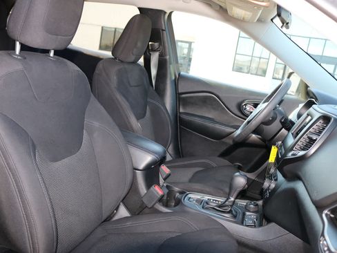 Used 2020 Jeep Cherokee Latitude AWD/4WD image 24