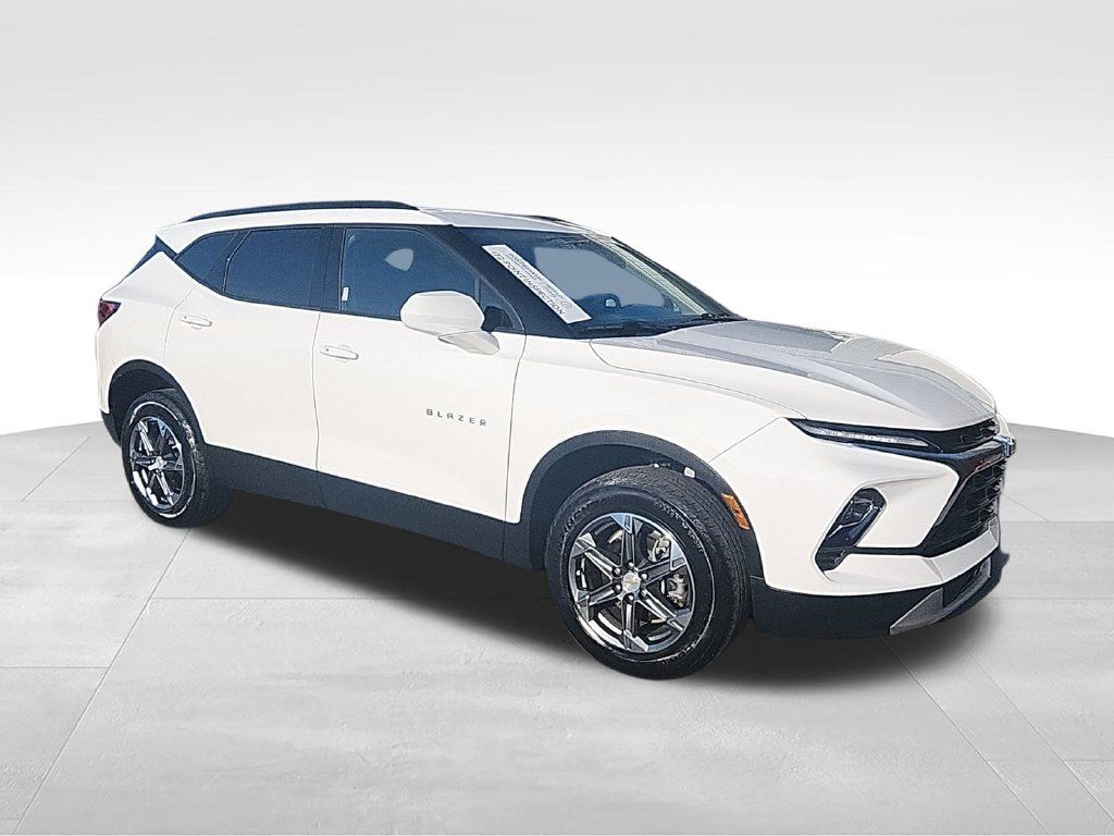 Used 2024 Chevrolet Blazer LT w/ Convenience Package FWD image 2