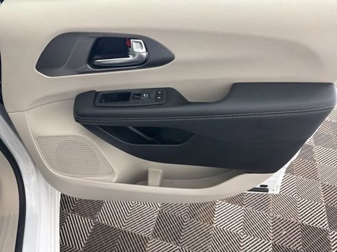 Used 2023 Chrysler Pacifica Touring-L FWD image 17
