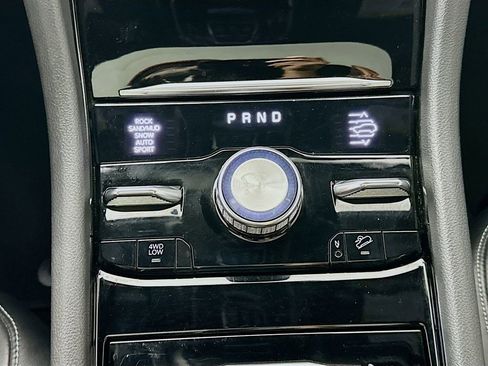 Used 2022 Jeep Grand Cherokee Overland w/ Luxury Tech Group IV AWD/4WD image 16