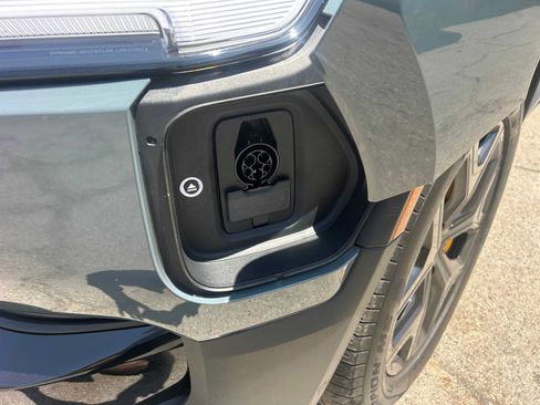 Used 2025 Rivian R1S Premium AWD/4WD image 36