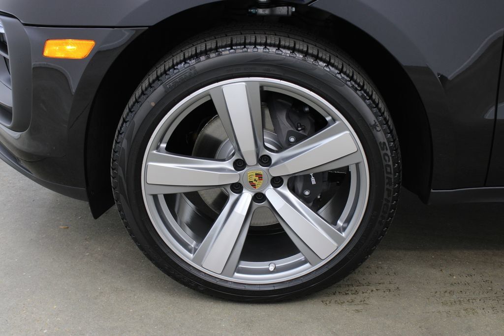 Certified 2025 Porsche Macan AWD/4WD image 12