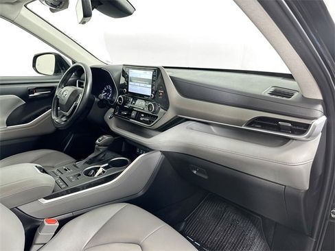 Used 2022 Toyota Highlander XLE image 30