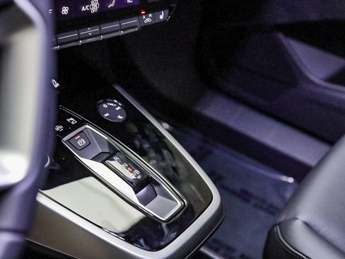 New 2025 Audi Q4 e-tron Prestige image 25